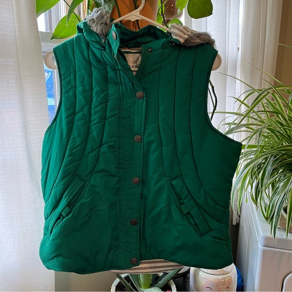 Maurice’s Green Puffy Vest - Picture 1 of 6
